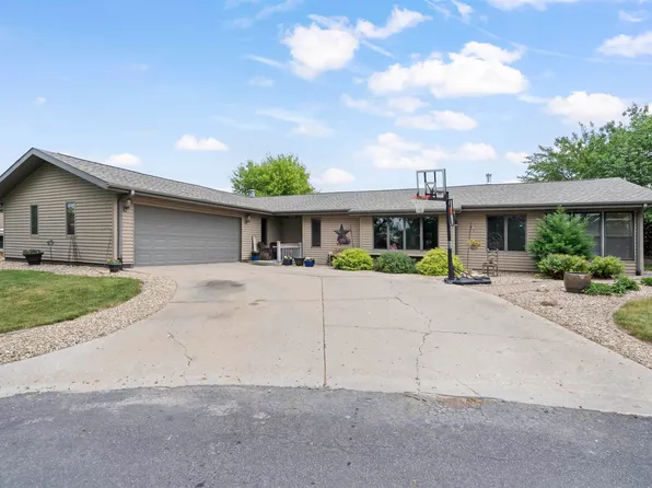 204 Oak Park Cir, Parkersburg, IA 50665