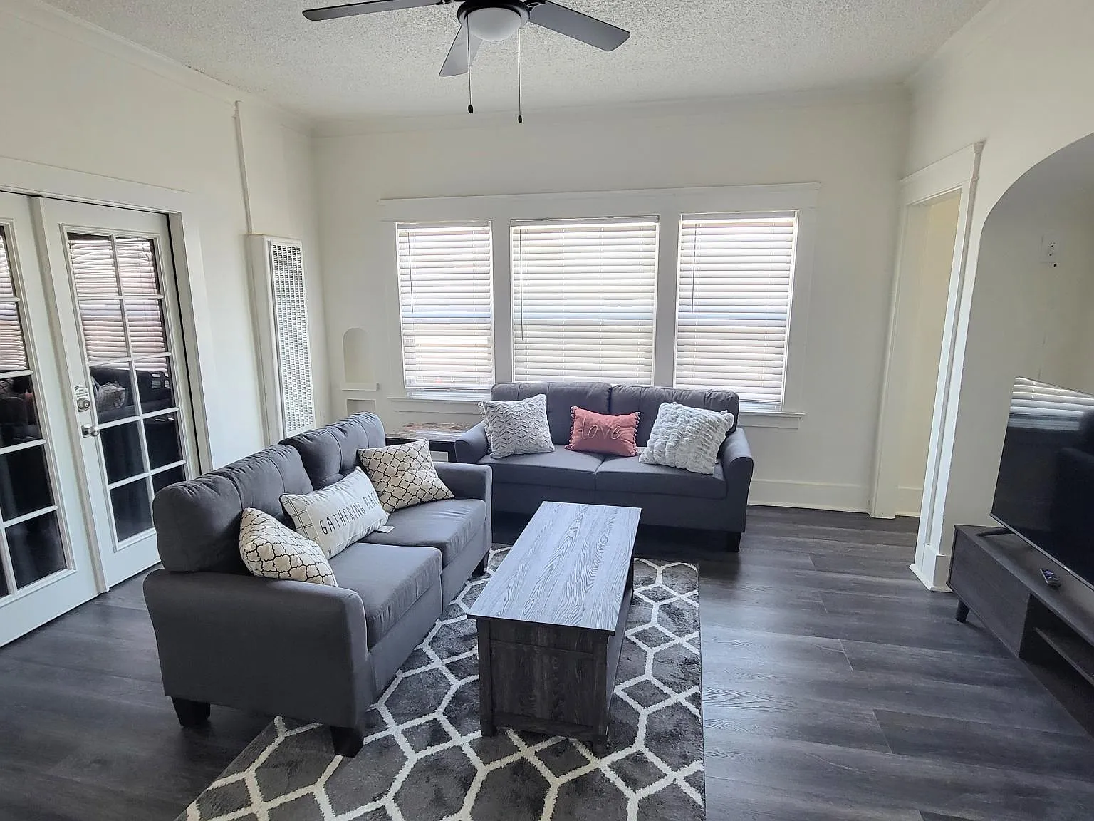 2 bed, 1100 sqft, $2,595 — Photo 3