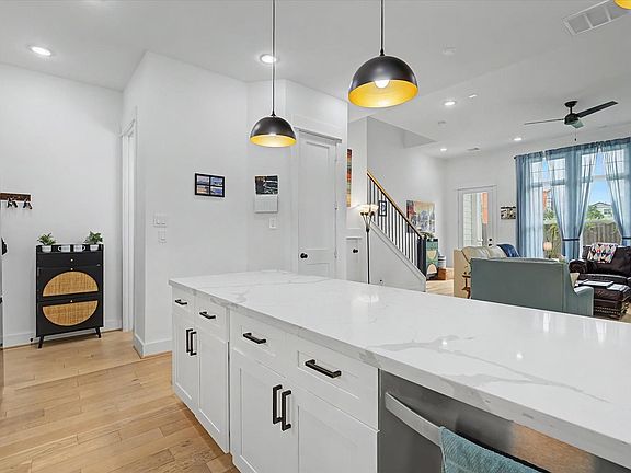 5th image of 2511 Stuart St