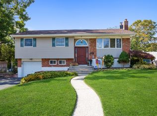 2 Concord Ln, Smithtown, NY 11787