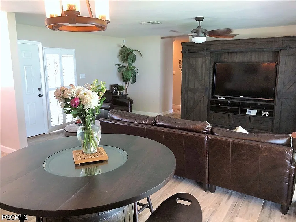2 bed, 2.0 bath, 1054 sqft, $2,000 — Photo 2