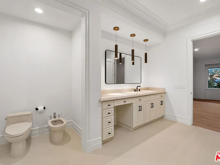 475 Martin Ln — Photo 22