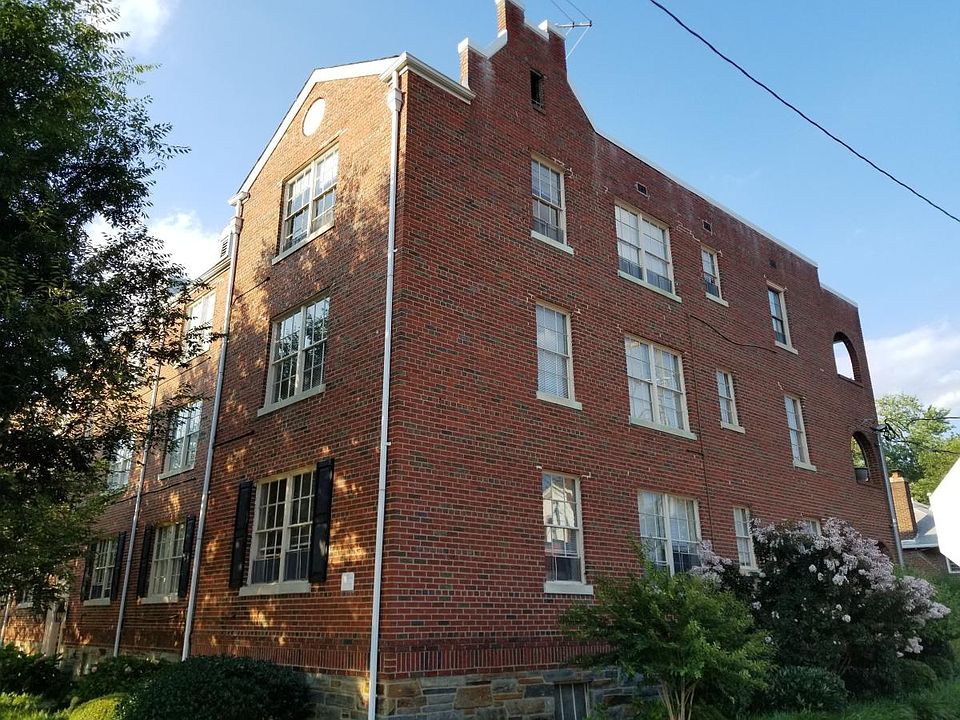 Classic building in heart of Del Ray!