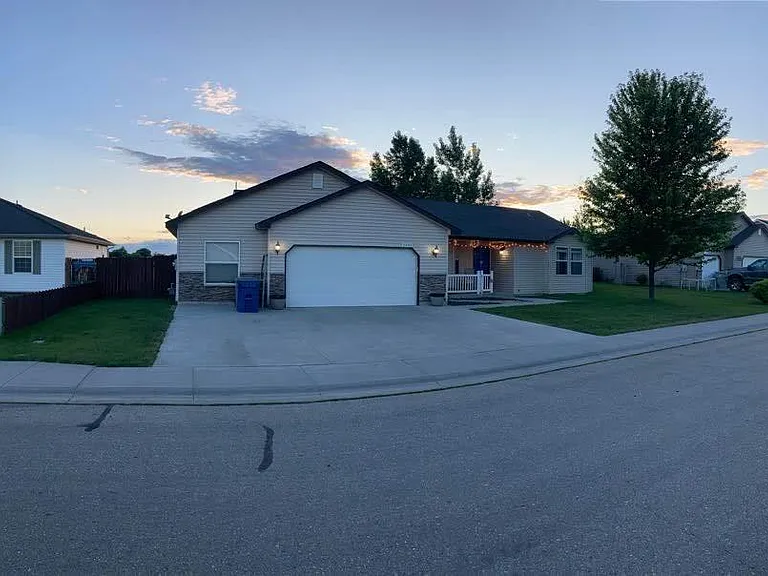 2685 NE Haskett Pl — Photo 1