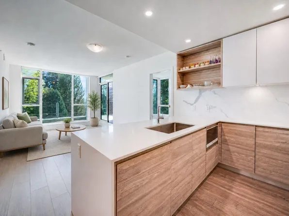 585 Austin Ave #205, Coquitlam, BC V3K 0G6