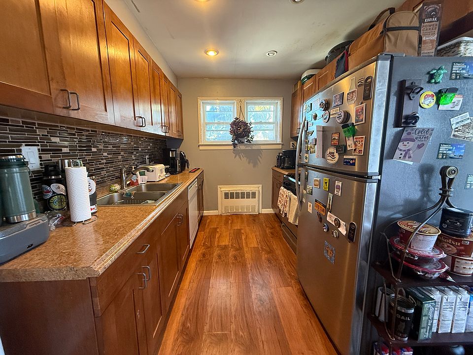 1st image of 116 Bentley St Floor 2