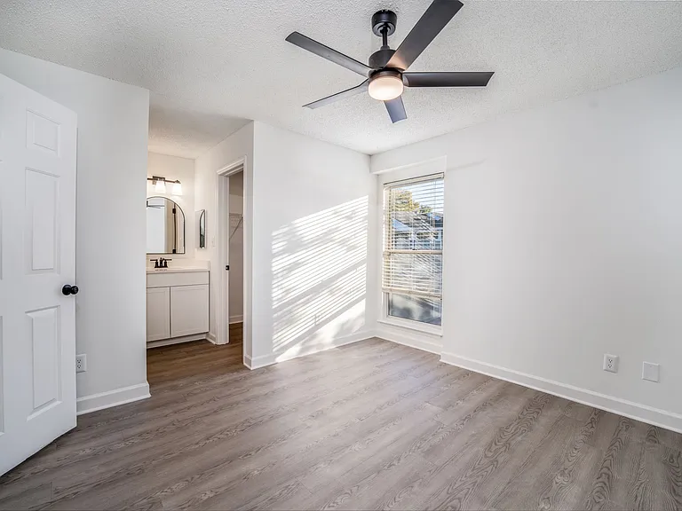 1107 W McGee St — Photo 22