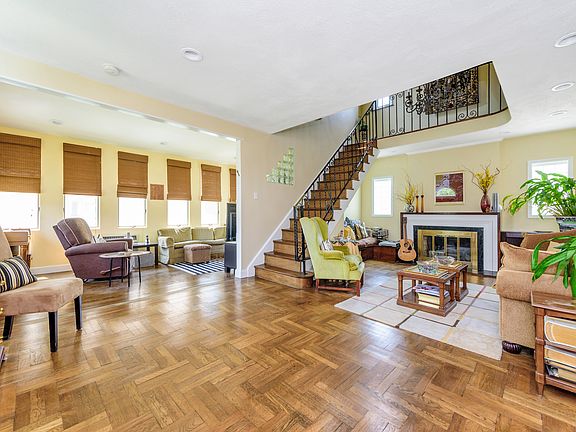 2nd image of 260 Lincoln Blvd