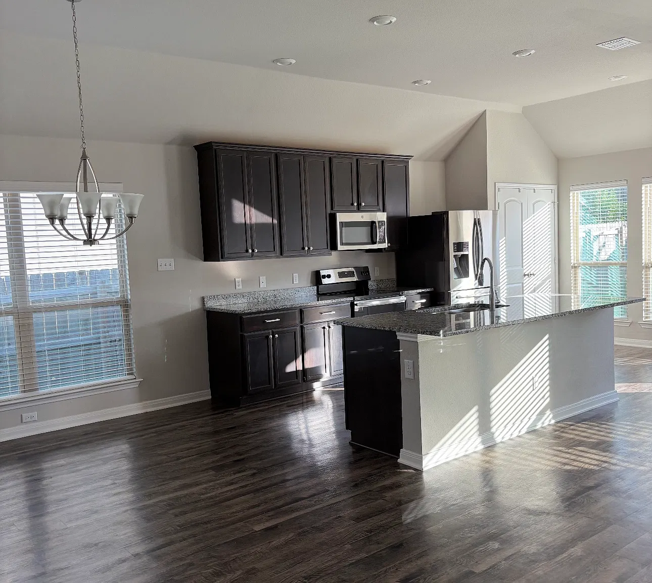 4 bed, 1615 sqft, $2,350 — Photo 3