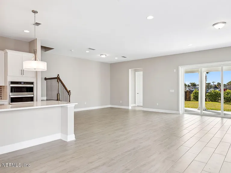 571 Marquesa Cir — Photo 6