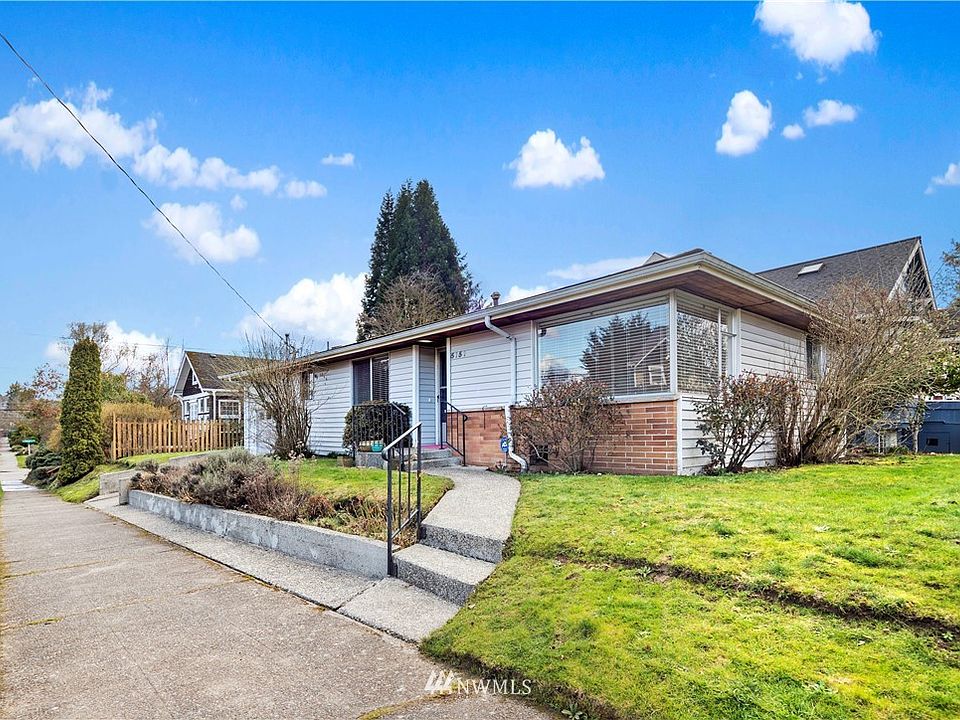 Bright and cozy 2 bedroom, 1 bath home.