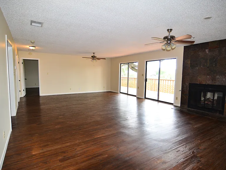 Expansive living room / dinning