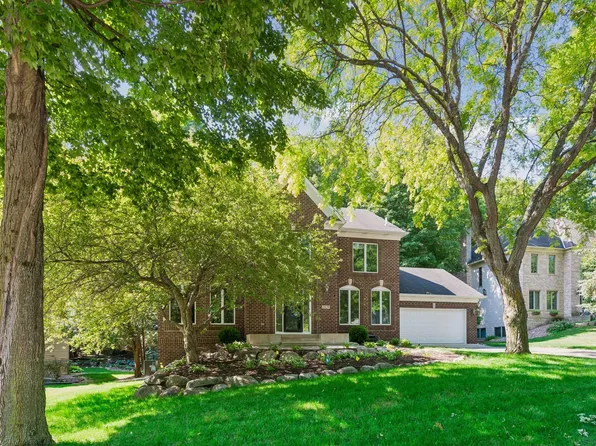 2109 Stone Creek Dr, Chanhassen, MN 55317