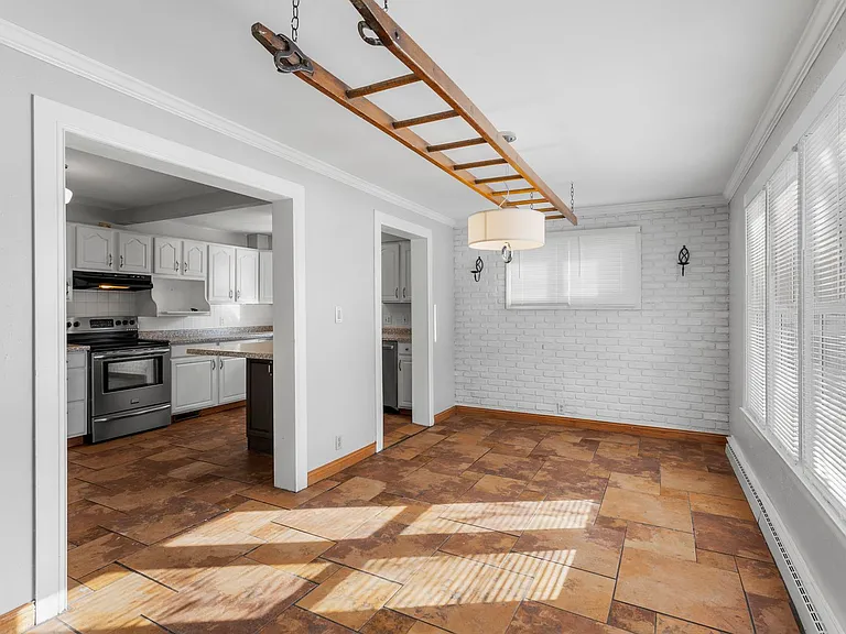 820 W 4th St — Photo 16