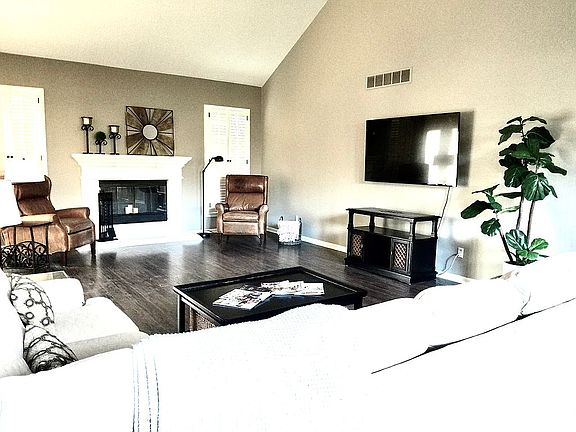 Living room 23' 4" x 16'