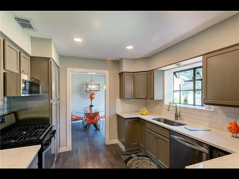 8200 Grayledge Dr — Photo 7