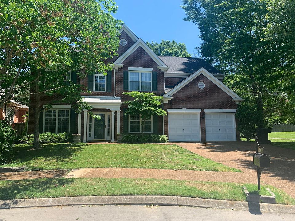 House on cue-de-sac and greenbelt