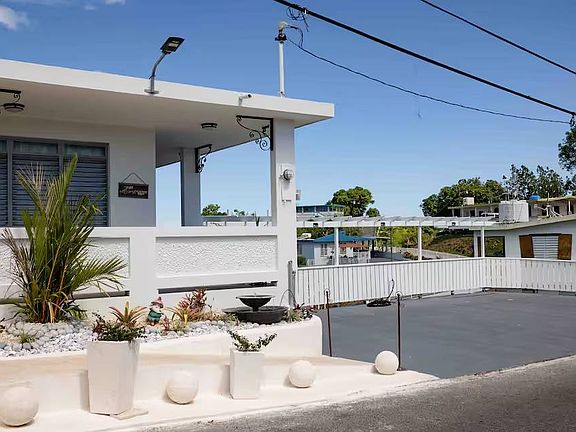 2nd image of Bo Cruces