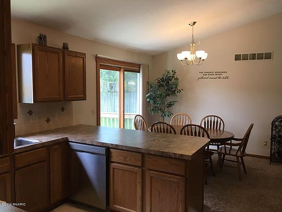5th image of 754 N Meadow Dr