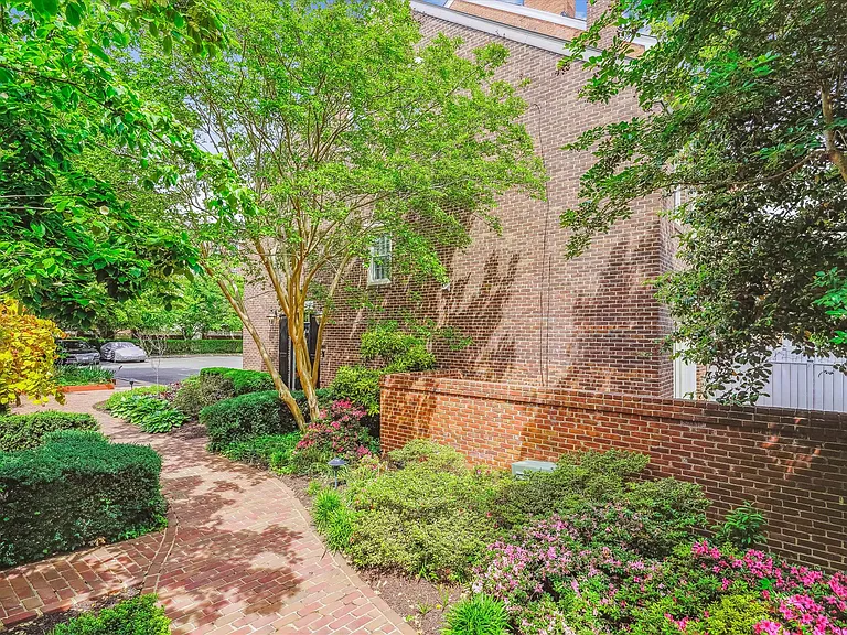 1158 N Pitt St — Photo 40