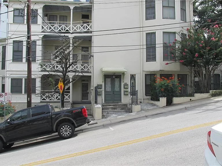 800 San Antonio St #5 — Photo 2