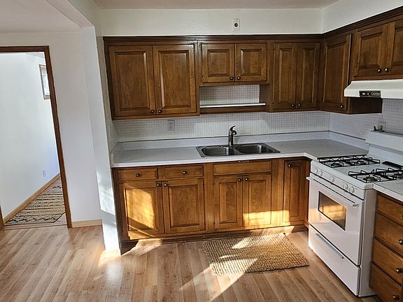 2nd image of 704 Pearl Ave