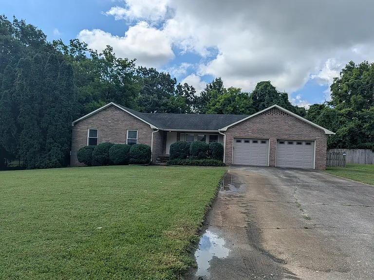 210 Wells Fargo Dr — Photo 2