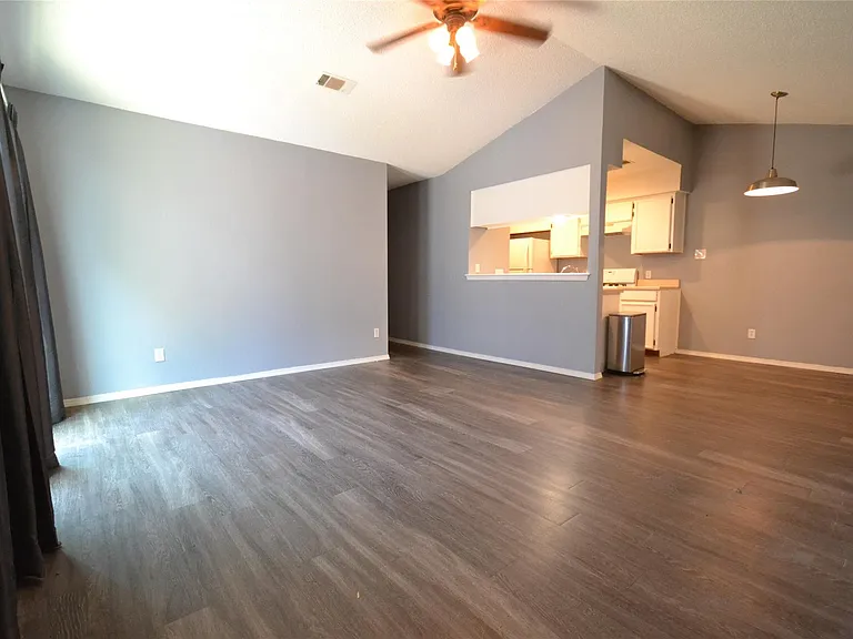 16114 Windermere Dr — Photo 2