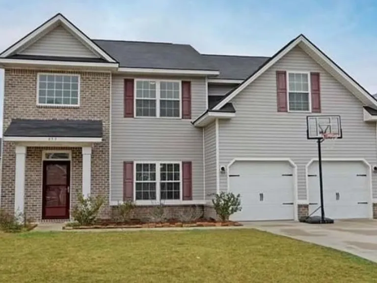 653 Red Oak Ln — Photo 1