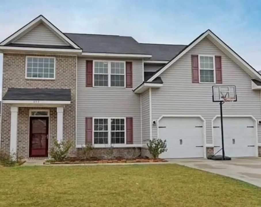 653 Red Oak Ln