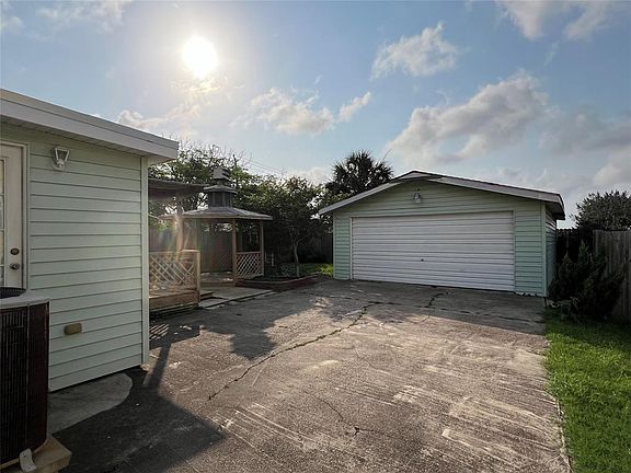 5th image of 5828 Maco St
