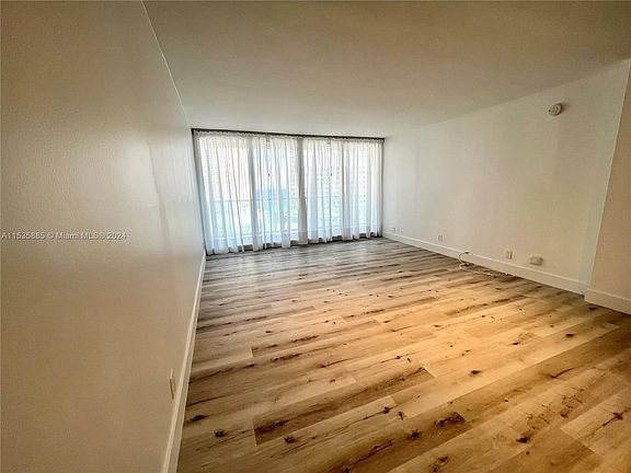 5th image of 100 Bayview Dr APT 1211
