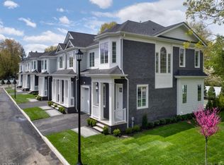 23 Gabriel Ct, Paramus, NJ 07652