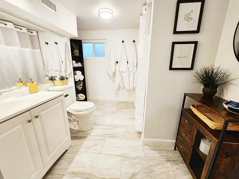 Second full bathroom in 5 bedroom furnished home _ convenient for group and team housing