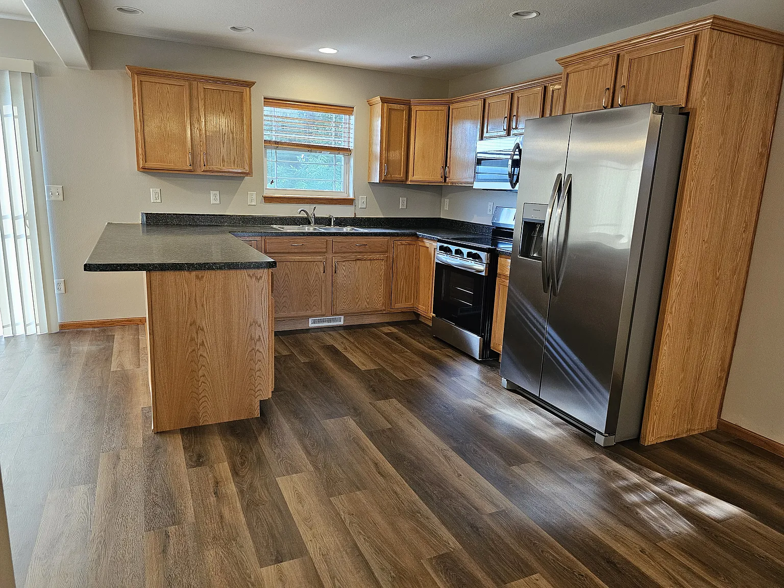 4 bed, 3.5 bath, 1600 sqft, $2,000 — Photo 3