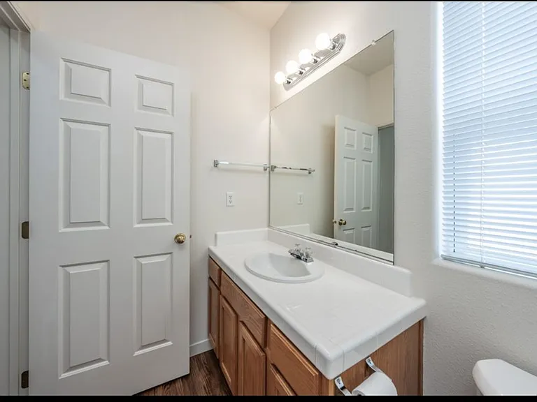 1004 W Orange St — Photo 9
