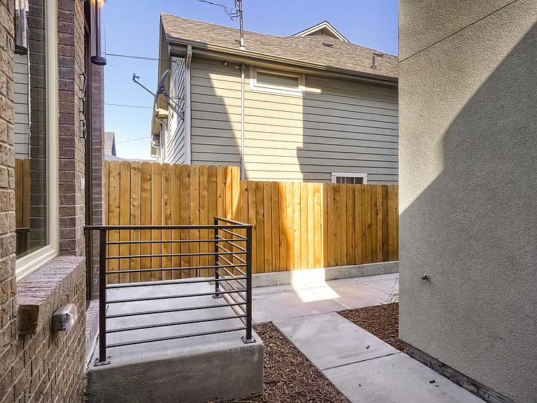 718 W 1st Ave — Photo 7
