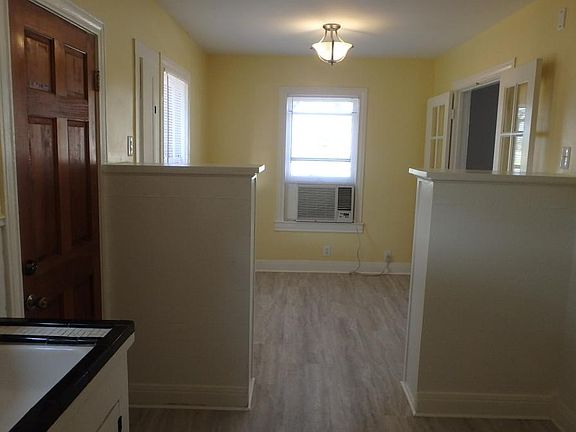 Kitchen to breakfast nook