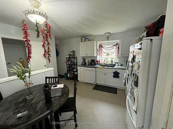 3rd image of 255 Lansdowne Ave W #2