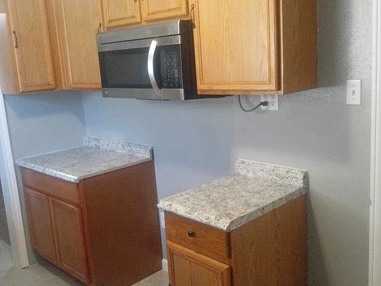 607 E Southcross Blvd — Photo 1