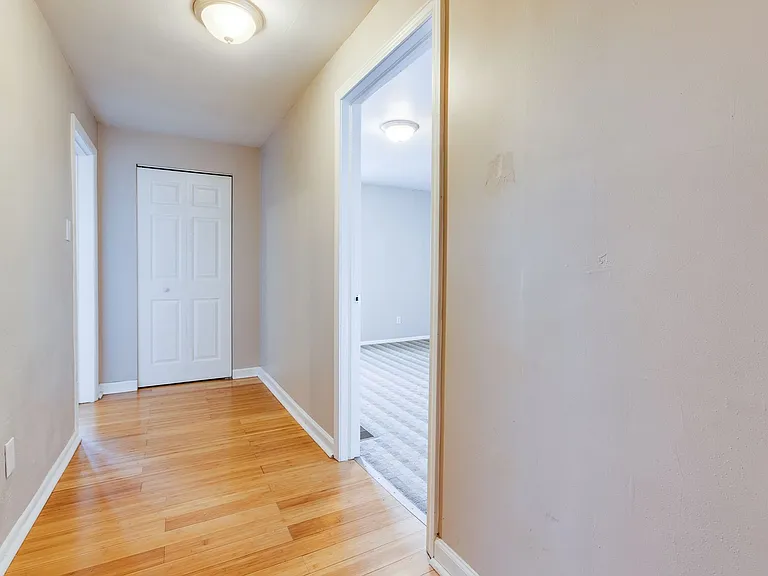Great building with off street parking, views of the city, laundry on site! — Photo 18