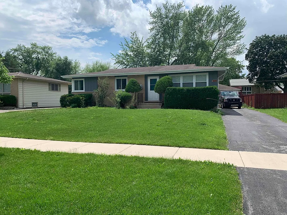 1114 N Crabtree Ln
