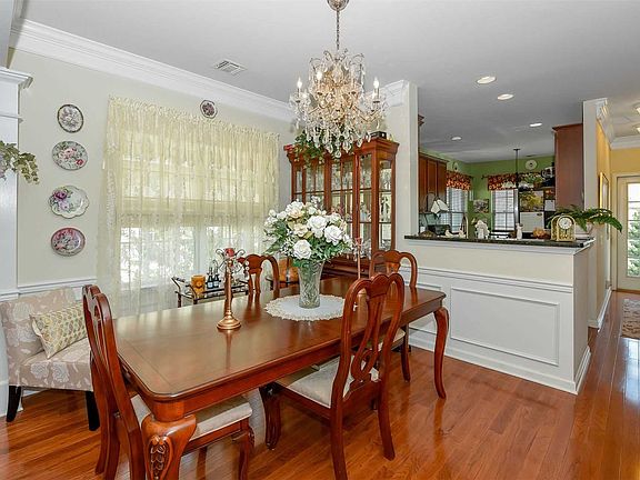5th image of 174 Southampton Dr