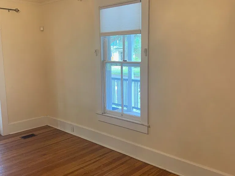 220 NE 7th St — Photo 10