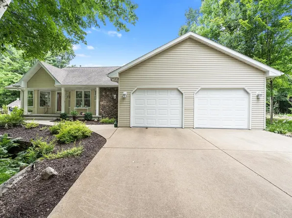 2136 Wildwood Dr, Suamico, WI 54173