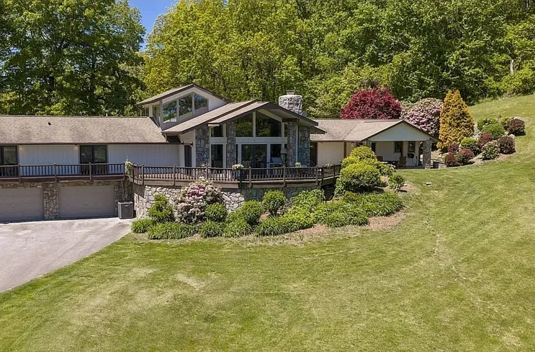 4 bed, $4,000 — Photo 1