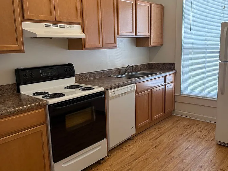 667 Chestnut St #2 — Photo 4