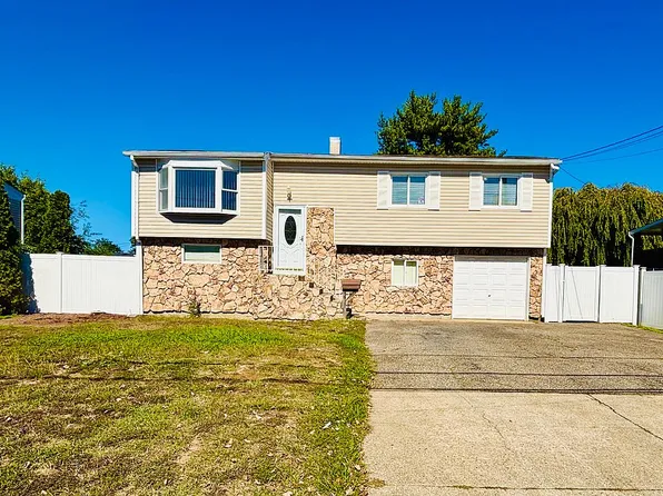 53 Orange St, Central Islip, NY 11722