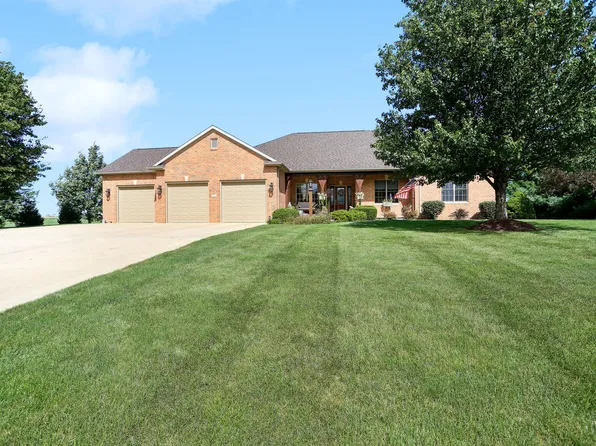 2 Fieldcrest Dr, Monticello, IL 61856
