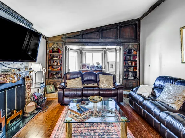 226 Whitman Drive image 2 of 20